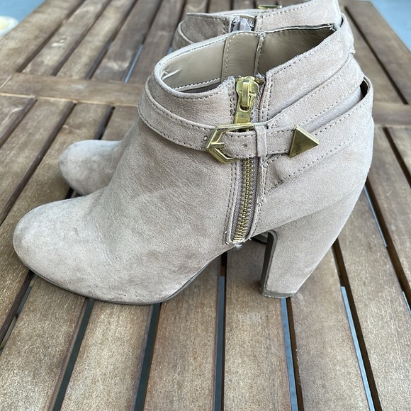 Steve Madden suede like ankle booties - Picture 3 of 7